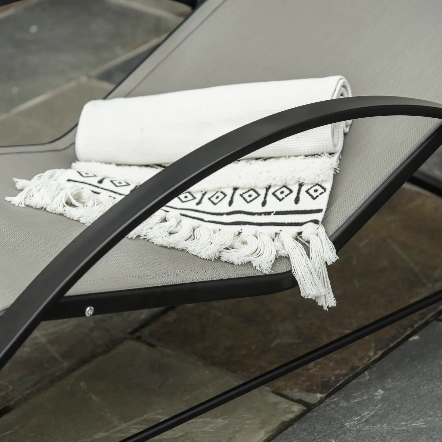 Elegantes 3-teiliges Lounge-Set – 2 ergonomische S-förmige Sonnenliegen mit Beistelltisch